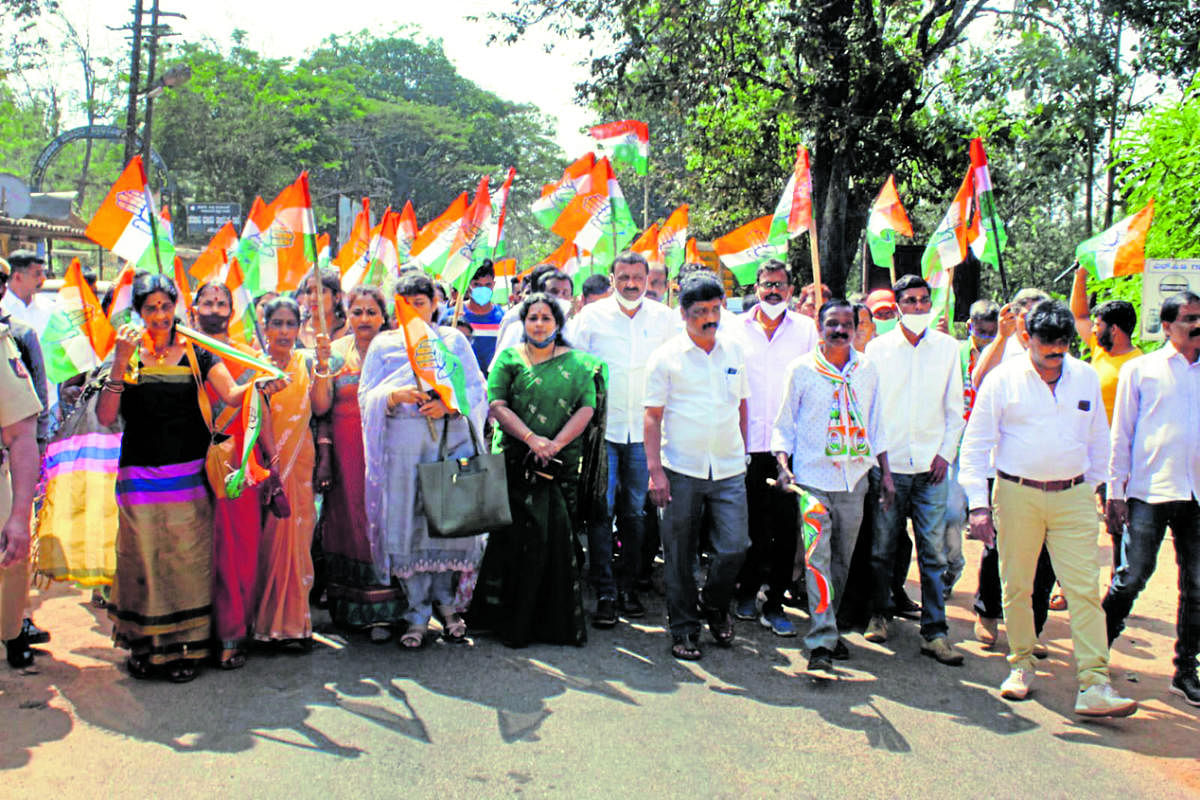 Congress leaders take out a protest rally in Chettalli against the alleged misbehaviour by BJP leader Ballaranda Mani Uttappa with a women leader. DH Photo