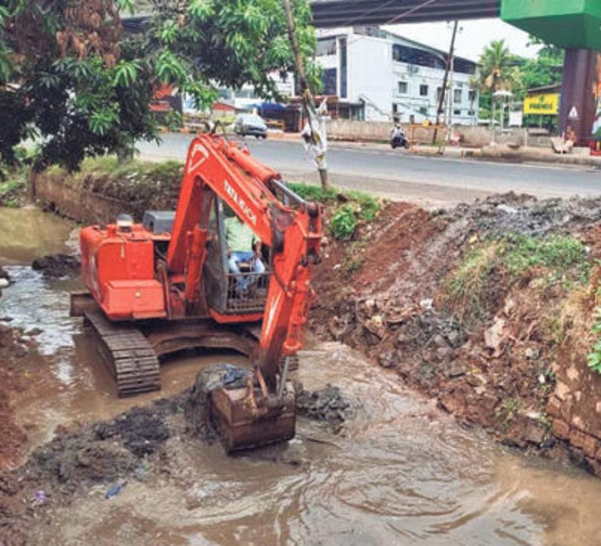 Silt being removed from a rajakaluve in Mangaluru. DH file photo