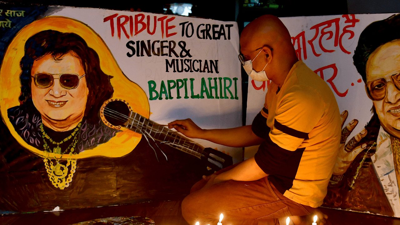 An artist pays tribute to veteran singer Bappi Lahiri, at Lalbaug. Credit: PTI Photo