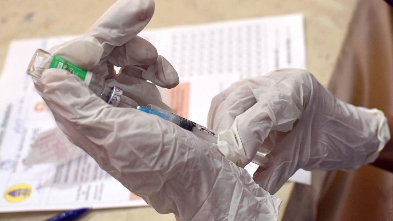 Healthcare worker prepares a dose of Covid-19 vaccine. Credit: DH Photo