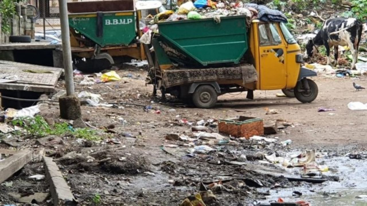 To streamline the existing system first, apartments want the BBMP to increase the number of impaneled waste collectors from the current three or open the market to private players. Credit: DH Photo
