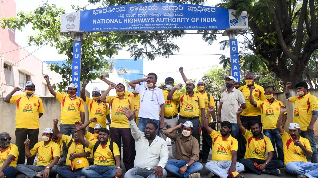 Workers of the Karnataka Rashtra Samiti (KRS) stage a protest in front of the NHAI offices at Nagasandra in Bengaluru on Friday. Credit: DH Photo/B H Shivakumar