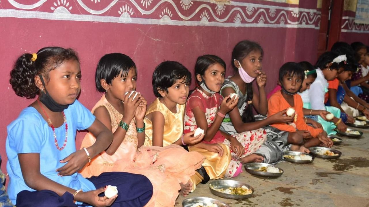 The state government began providing boiled eggs and bananas with midday meals at schools following rise in malnourished and anaemic children in north Karnataka. Credit: DH File Photo