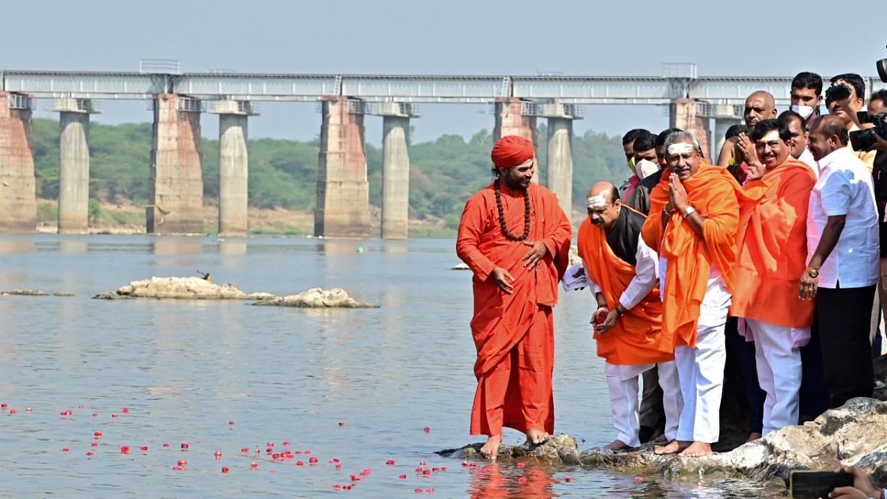 Chief Minister Basavaraj Bommai performs pooja to Tungabhadra River in Harihar on Sunday. Vachananda swami of Panchamasali Peetha, Ministers Murugesh Nirani and Byrathi Basavaraj are seen. Credit: DH Photo/Satish Badiger