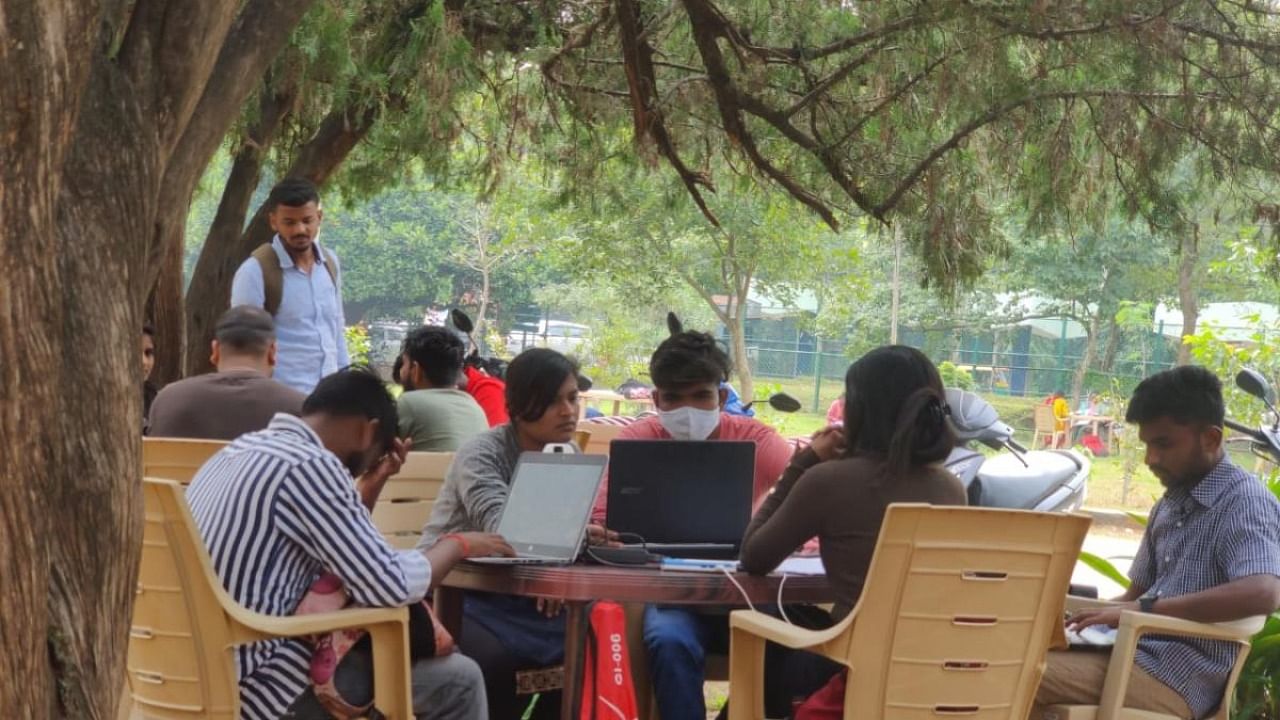 PG students of Bangalore University engage in academic discussions on the Jnanabharati campus. Credit: DH Photo