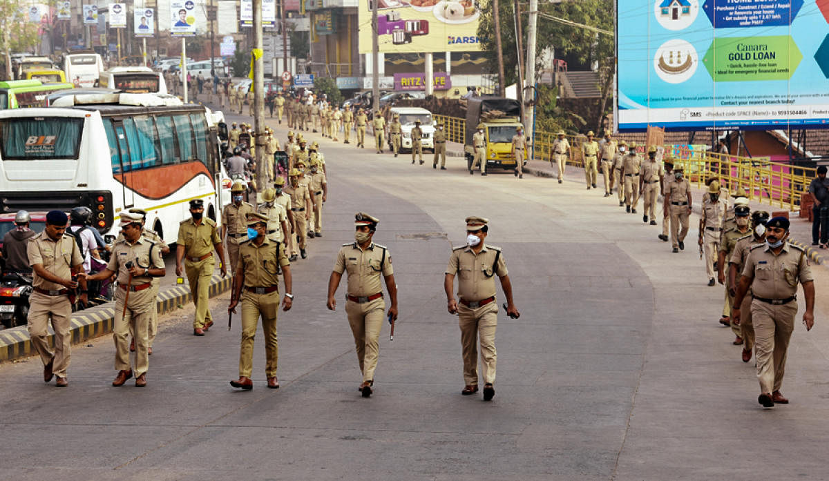 Police take out route march in Mangaluru. DH photo