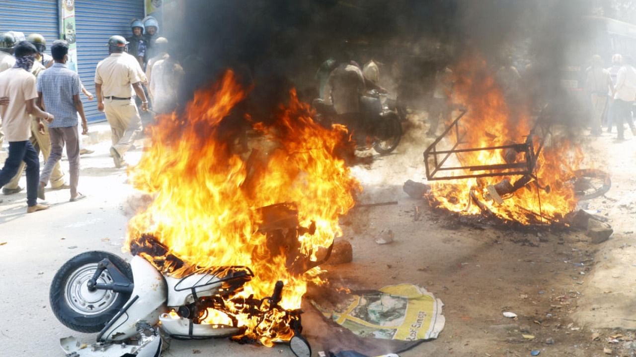 Vehicles set afire by miscreants during violence in Shivamogga on Monday. Credit: DH Photo