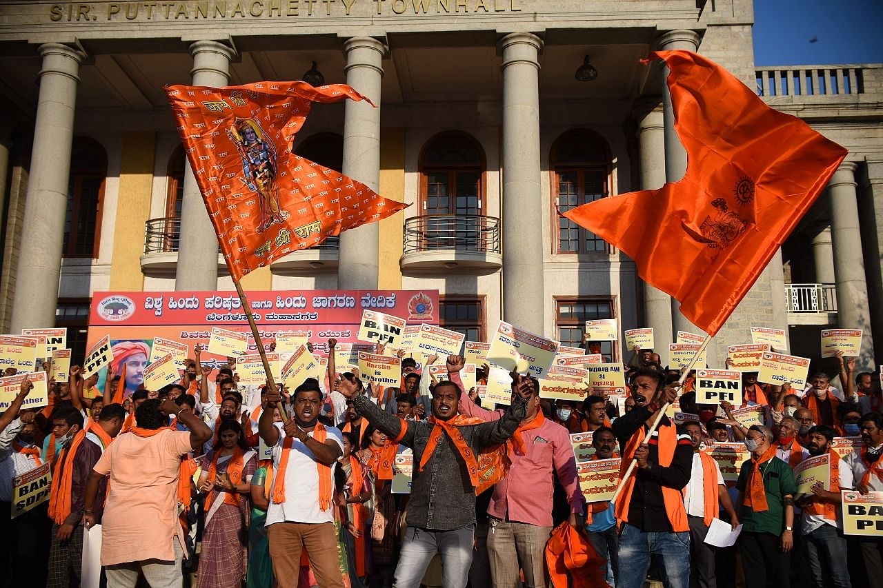 Various pro-Hindu organisations protest condemning the murder of Harsha in Shivamogga, at Town Hall. Credit: DH Photo