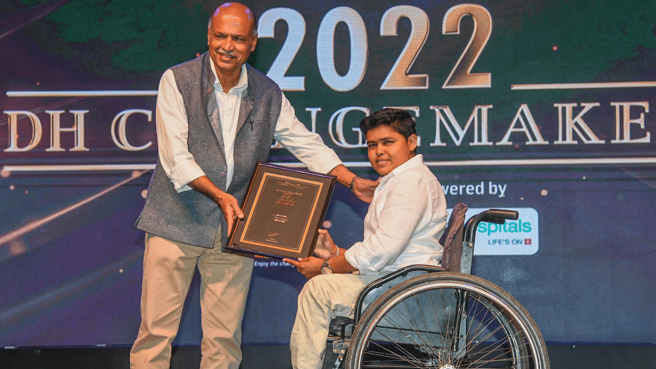 Entrepreneur Capt G R Gopinath presents the award to Kiran Nayak of Chikkaballapur. Harish Hande, social entrepreneur and jury member, speaks at the event. Credit: DH Photo