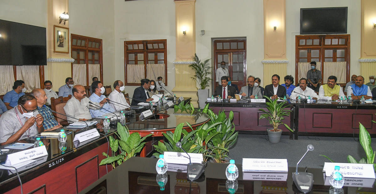 Chief Minister Basavaraj Bommai holds a pre-budget discussion with representatives from trade and industry bodies in Vidhana Soudha, Bengaluru. Credit: DH Photo