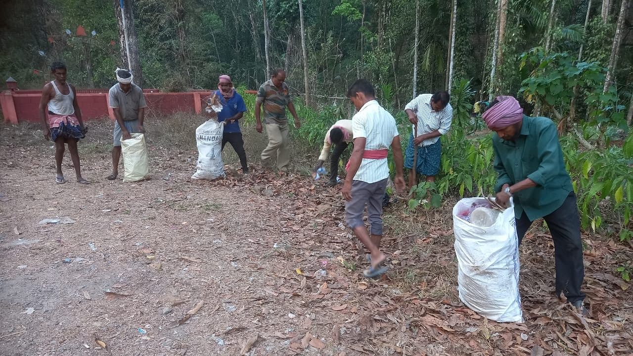 The volunteers and staff of the forest department take part in roadside cleaning in Dakshina Kannada. Credit: Special Arrangement