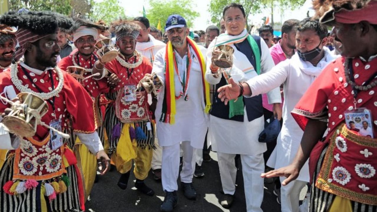 KPCC president D K Shivakumar and AICC general secretary in-charge of Karnataka Randeep Singh Surjewala beat Damaru to drum up support for their campaign for Mekedatu drinking water project as Congress state unit resumed its foot march from Ramanagara. Credit: DH Photo