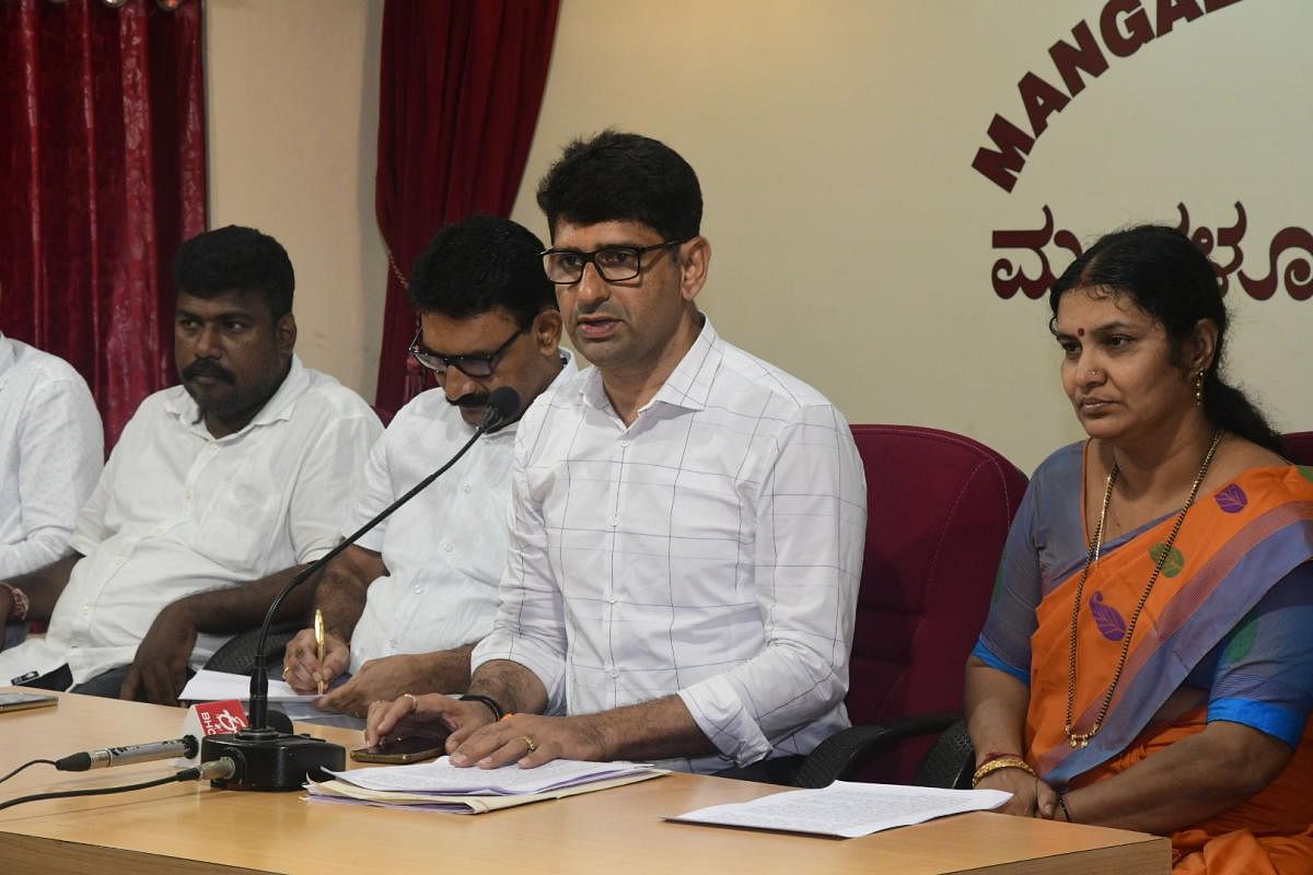 Mayor Premananda Shetty addresses reporters in Mangaluru. DH Photo
