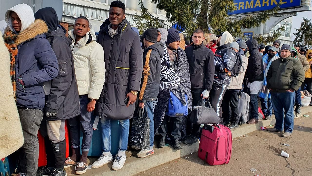 Hundreds of foreigners, mainly students from Africa, Asia and the Middle East who have been queueing for days in vain, hoping to go to Poland, but they say the Ukrainian border forces deny them the right to go through, while Ukrainian families can. This situation causes outrage in Africa, where several countries and the African Union complained about this “discrimination” and talked about “racism”. Credit: AFP Photo