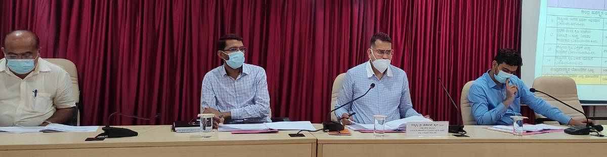 District In-charge Secretary Manoj Jain chairs a review meeting at ZP hall in Manipal.