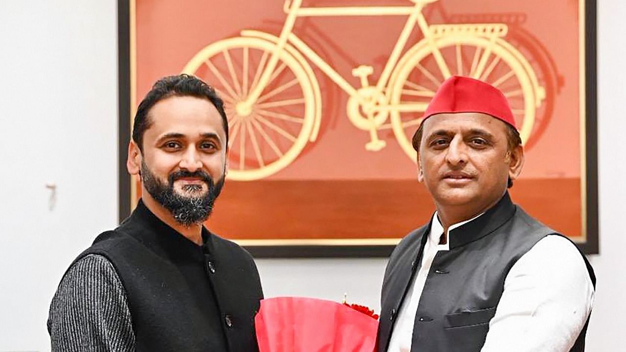 Mayank Joshi (left) with SP president Akhilesh Yadav. Credit: PTI photo/Twitter/@yadavakhilesh