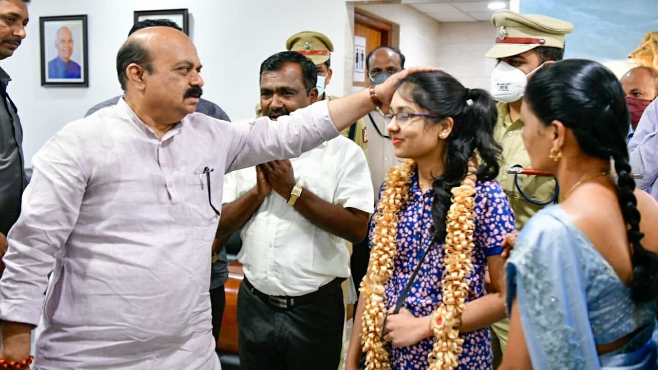 Chief Minister Basavaraj Bommai welcomes Chitra Samshi, one of the medical students who returned from Ukraine, at Hubballi Airport on Sunday. Credit: CMO
