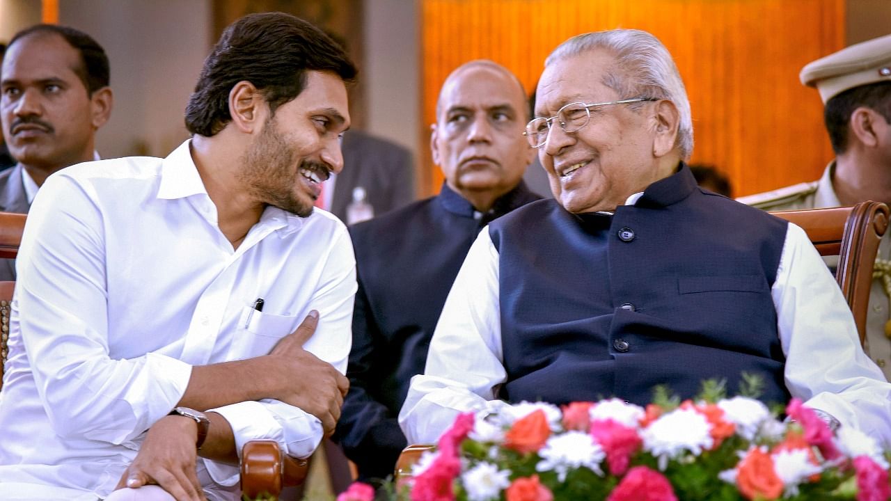 Andhra Pradesh Governor Biswabhusan Harichandan (R) with Chief Minister YS Jaganmohan Reddy. Credit: PTI File Photo