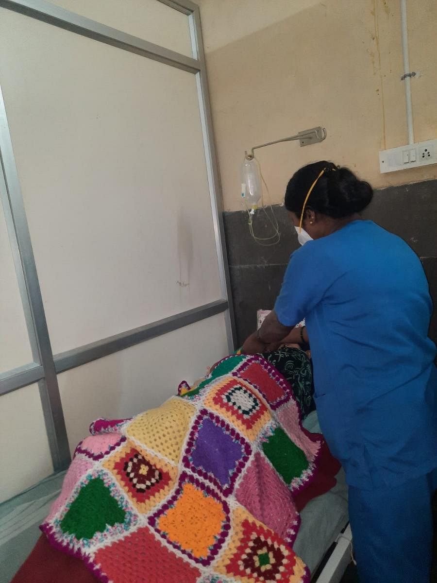 A patient at a BBMP maternity hospital in Srirampuram uses the quilts made by the group.