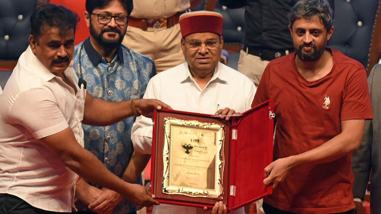 Governor Thaawarchand Gehlot and Karnataka Chalanachitra Academy Suneel Puranik present a citation to ‘Pinki Elli’ team during the valedictory of 13th Bengaluru International Film Festival in Bengaluru on Thursday. Credit: DH Photo/Pushkar V