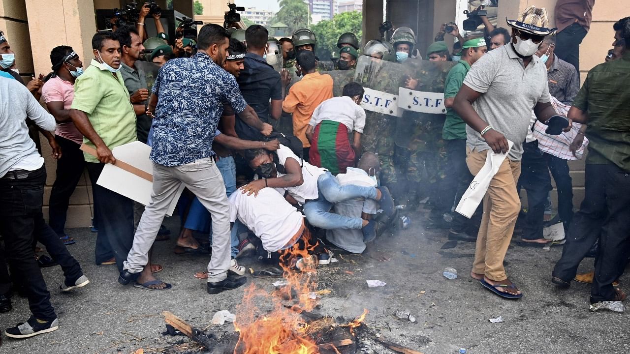 Protesters clash with police as they try to storm into the president's office. Credit: AFP Photo