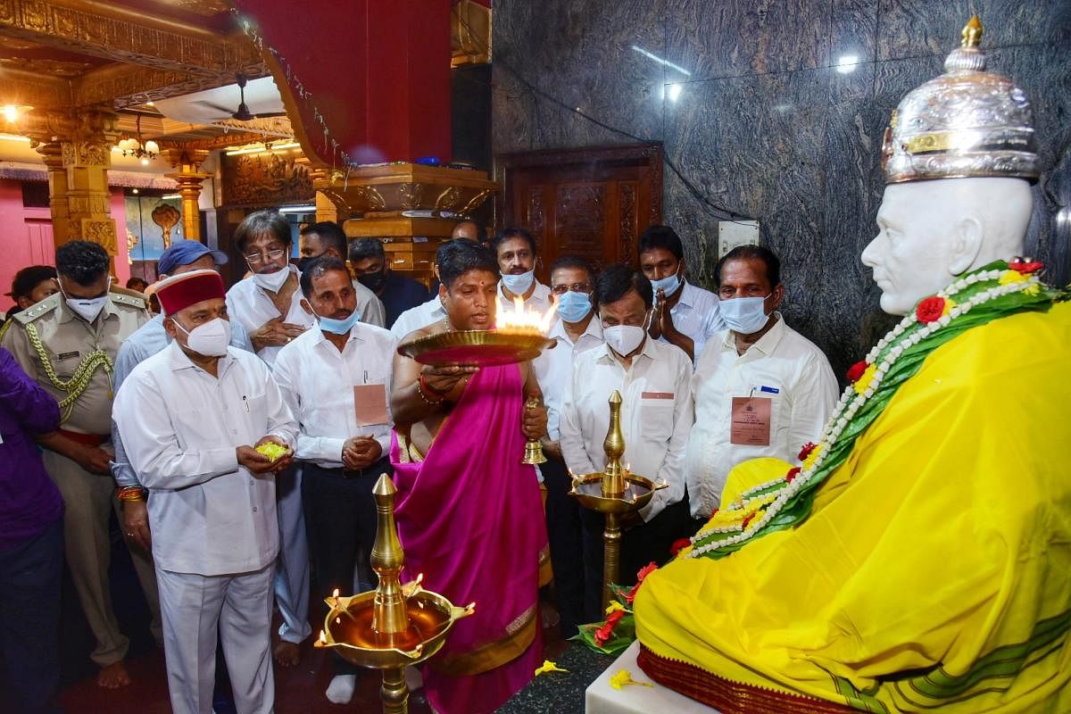 Governor Thaawar Chand Gehlot visited Kudroli Gokarnanatha Temple in Mangaluru on Monday. DH Photo