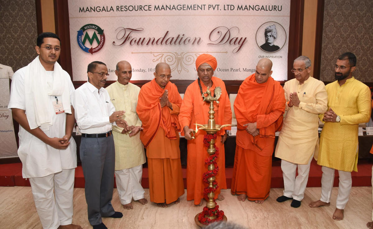 Shivalingeshwar Mahaswami of Jagadguru Sri Duradundishwara Siddha Samsthan Mutt, Nidasosi, Belagavi, inaugurates the Foundation Day of Mangala Resource Management Pvt Ltd, held at Hotel Ocean Peal in Kodialbail, Mangaluru, on Monday. DH Photo