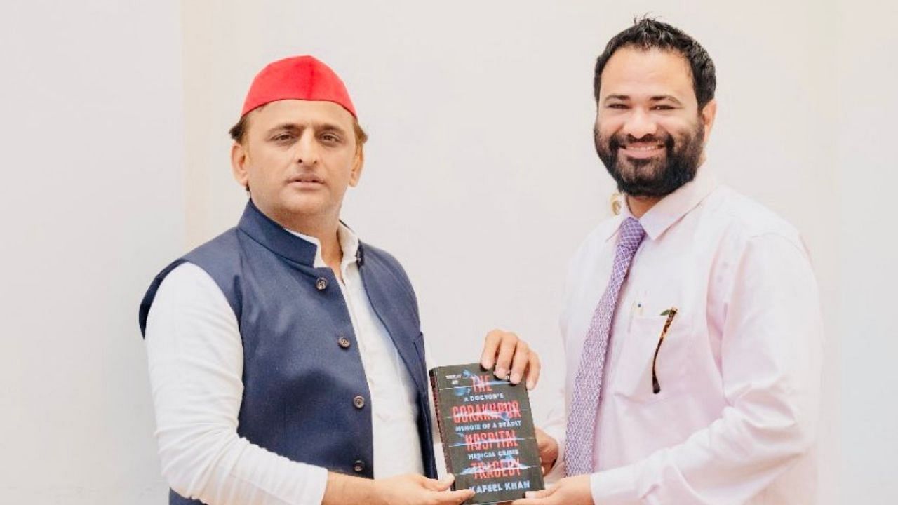 Akhilesh Yadav (L) with Kafeel Khan. Credit: Twitter/ @drkafeelkhan