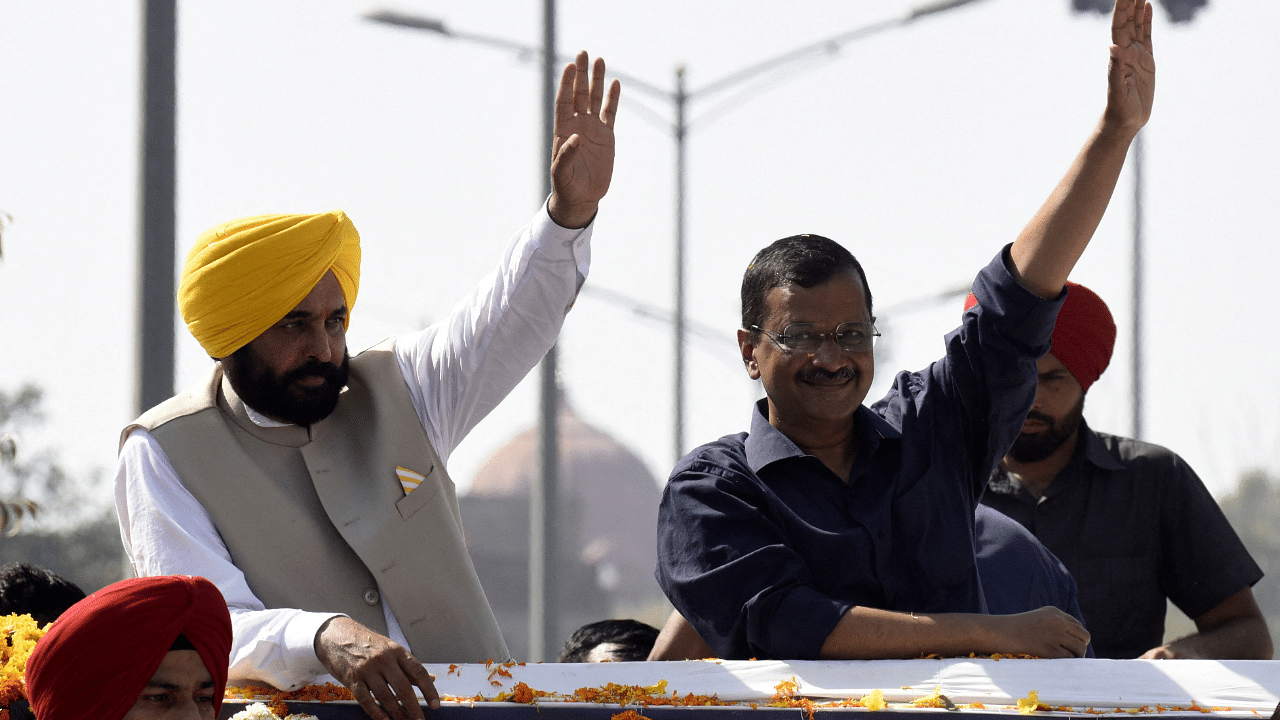 Aam Aadmi Party (AAP) leader and Delhi's chief minister Arvind Kejriwal (R) and party's Punjab chief minister-elect Bhagwant Mann (L). Credit: AFP Photo