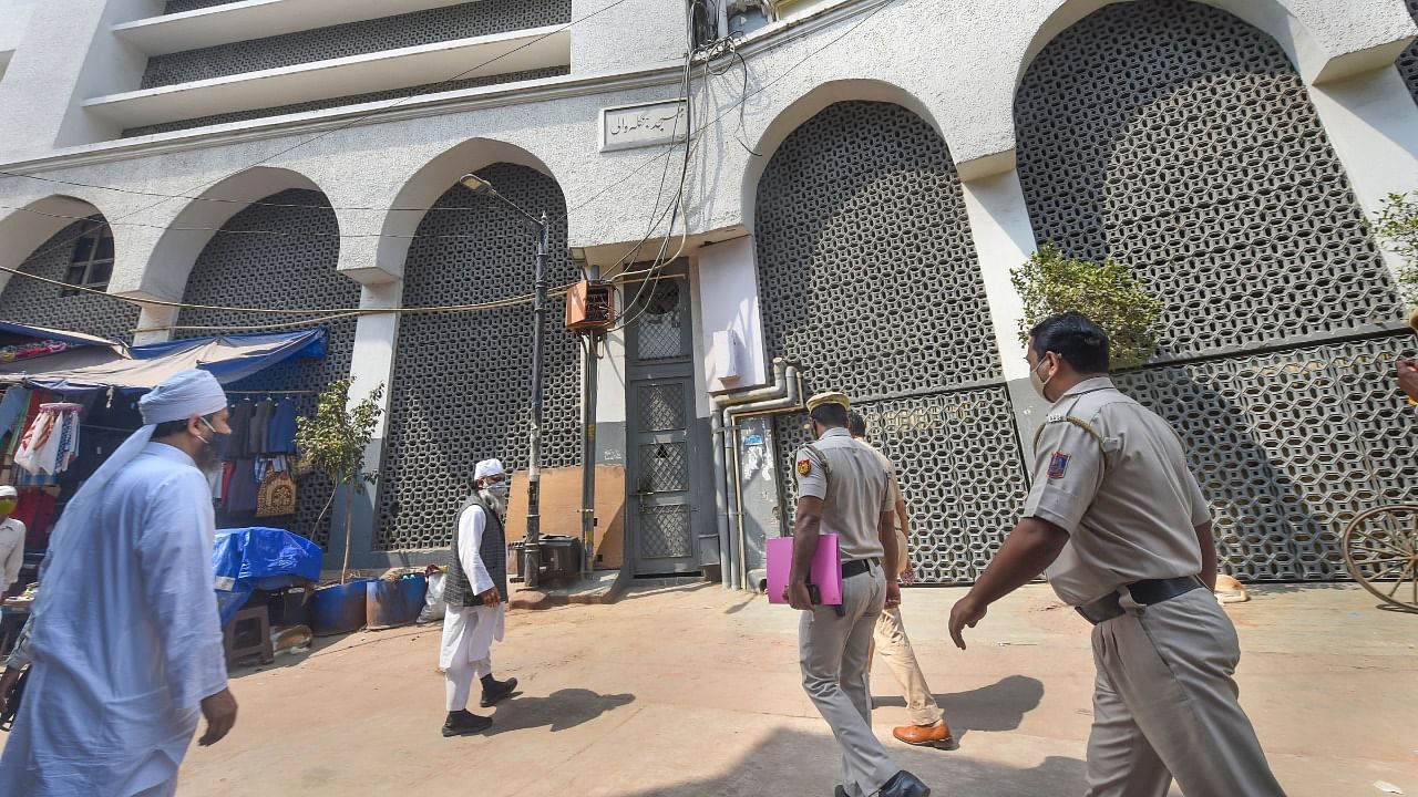 Committee members enter the Nizamuddin Markaz building on March 17. Credit: PTI Photo