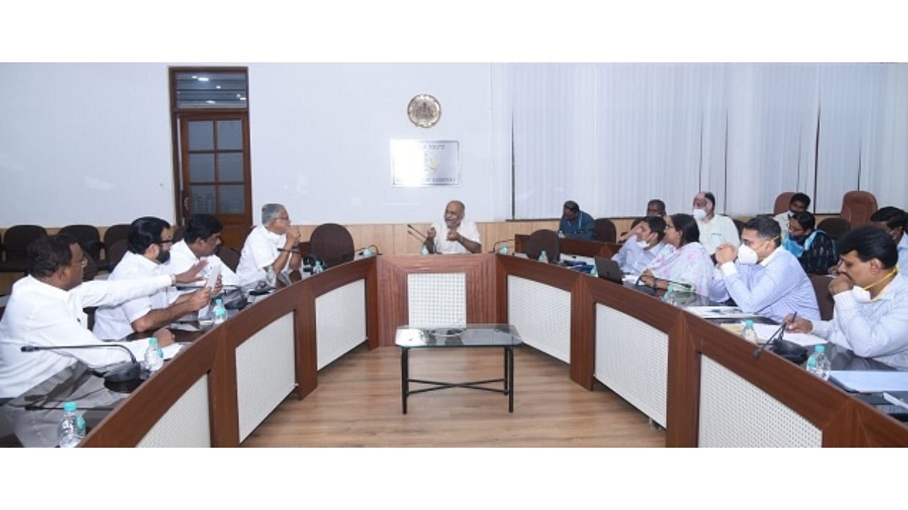 BBMP Administrator Rakesh Singh, BBMP Chief Commissioner Gaurav Gupta and other officials held meeting with ministers, MLAs and MLCs from Bengaluru ahead of the BBMP budget. Credit: Special Arrangement