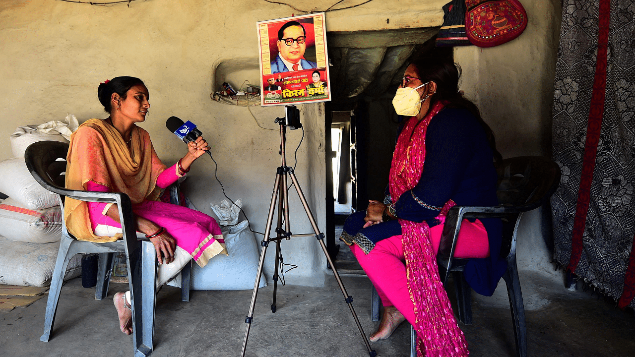Geeta Devi (R), senior journalist of "Khabar Lahariya" (Waves of News), interviews a woman who she says was abandoned by her husband, while reporting in Banda district, Uttar Pradesh. Credit: AFP Photo