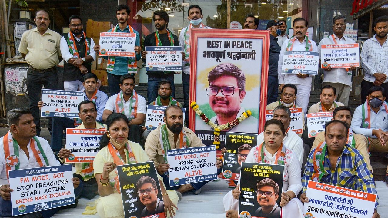 Congress activists stage a silent protest in solidarity with Naveen Shekharappa Gyanagoudar. Credit: PTI file photo