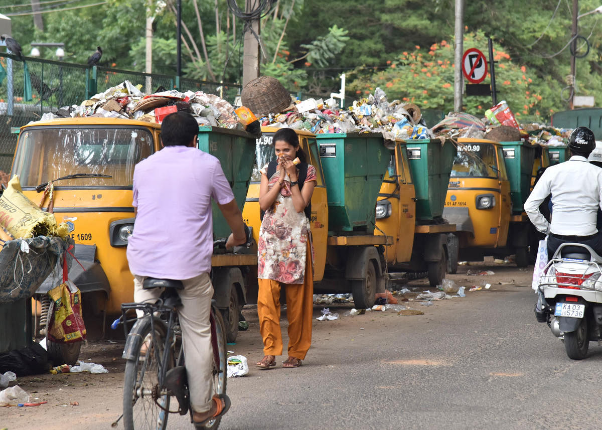 Auto tippers will take garbage collected from 8-10 wards to transfer stations for processing or disposal. The picture shows auto tippers lined up on Bazaar Street, Halasuru. Credit: DH File Photo