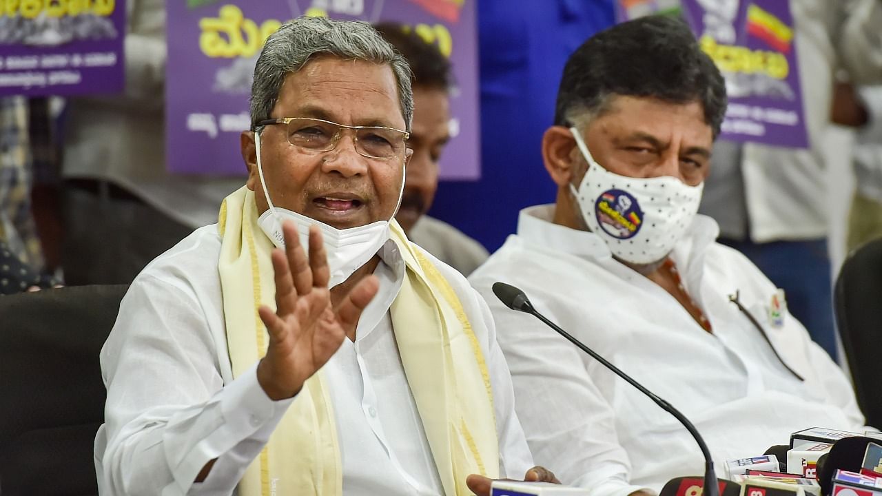 Leader of the Opposition in Karnataka Assembly Siddaramaiah with KPCC President D K Shivakumar (R). Credit: PTI File Photo