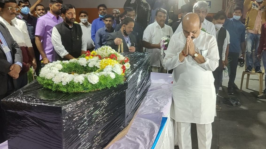 Bommai pays homage to the mortal remains of naveen. Credit: Twitter/@BSBommai