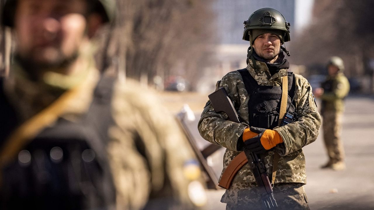 Ukrainian servicemen stand guard at a military check point in Kyiv. Credit: AFP Photo