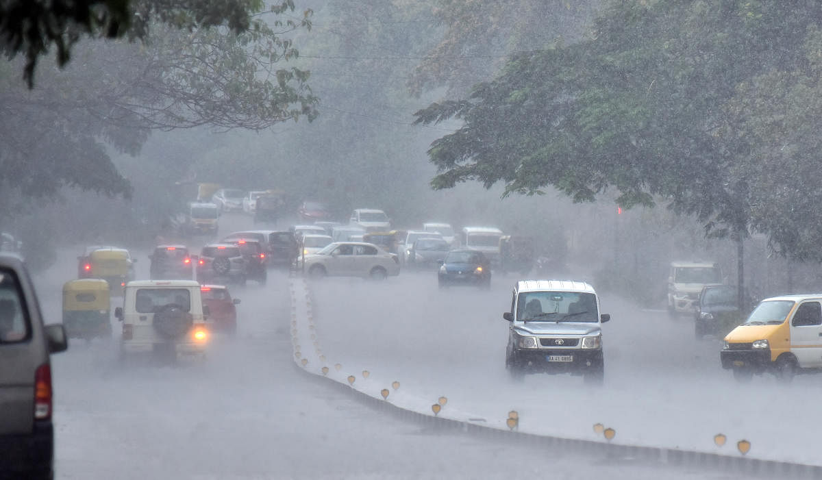 Vehicles navigate a flooded Palace Road following a downpour on Monday. Credit: DH Photo/ANUP RAGH T