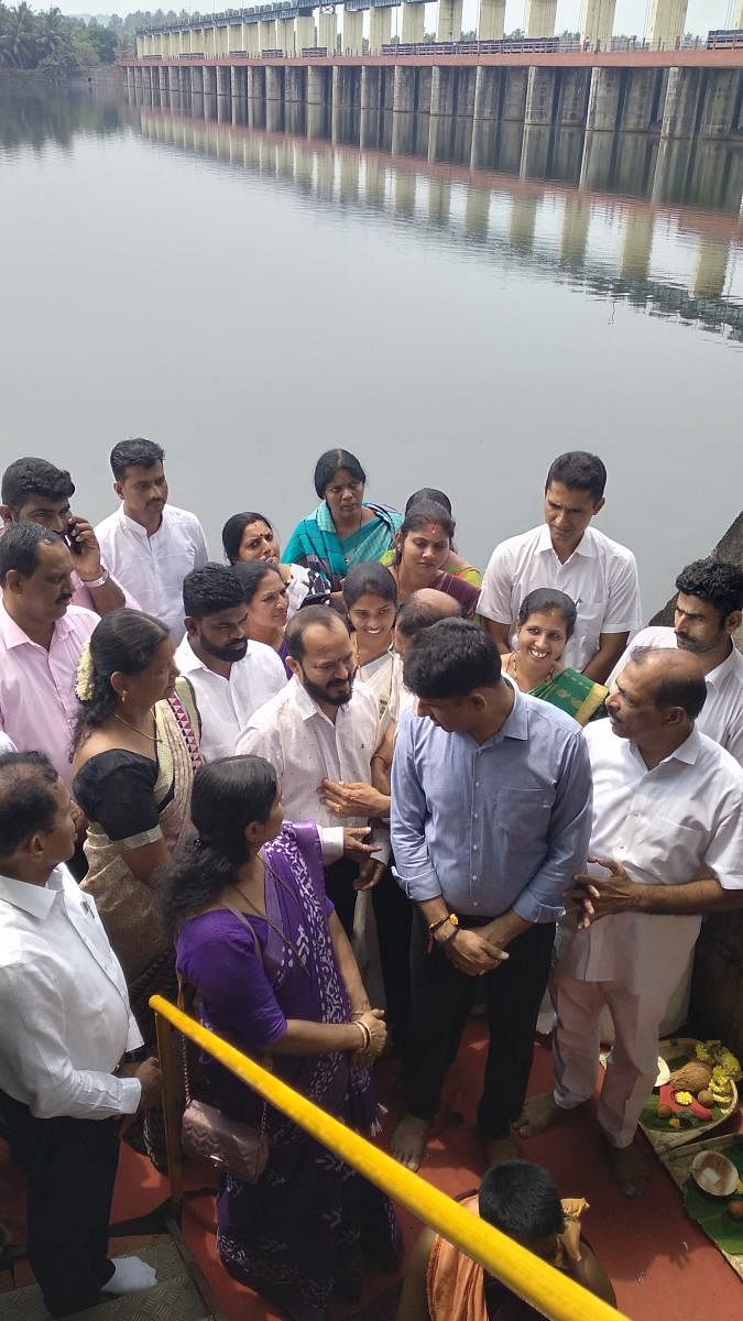 Mayor Premananda Shetty and others take part in Ganga puja of River Nethravathi at Thumbe vented dam on Tuesday. DH Photo