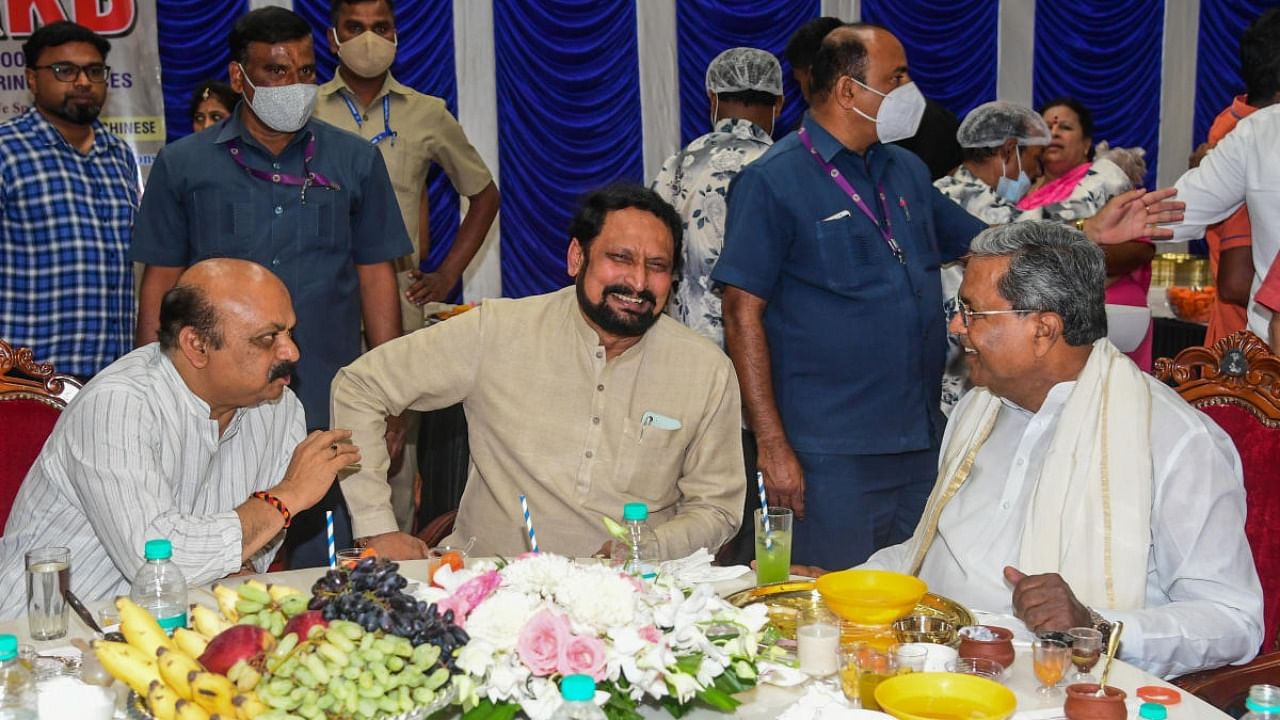 Chief Minister Basavaraj Bommai, former deputy chief minister Lakshman and leader of Opposition Siddaramaiah share lighter moments during the lunch hosted by former chief minister B S Yeddyurappa at Banquet hall, Vidhana Soudha in Bengaluru on Thursday.