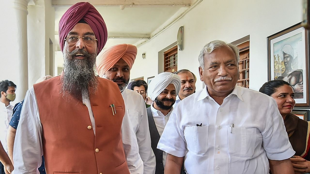 Speaker of the Punjab Legislative Assembly Kultar Singh Sandhwan (L) with Delhi Speaker Ram Niwas Goel. Credit: PTI Photo