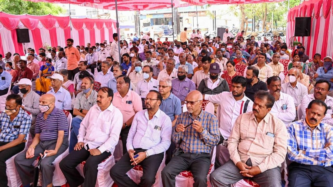 Residents of Bommanahalli interact with officials. Credit: DH Photo