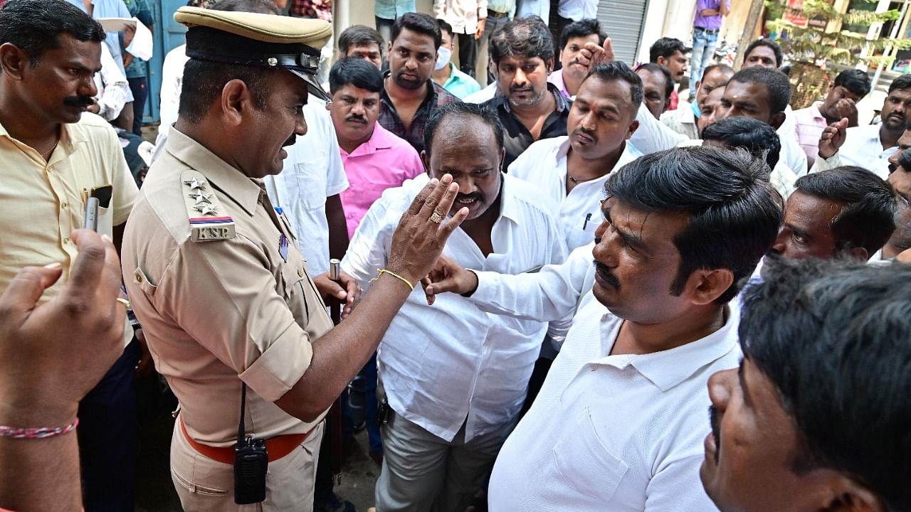 SC leaders confront the police. Credit: DH Photo