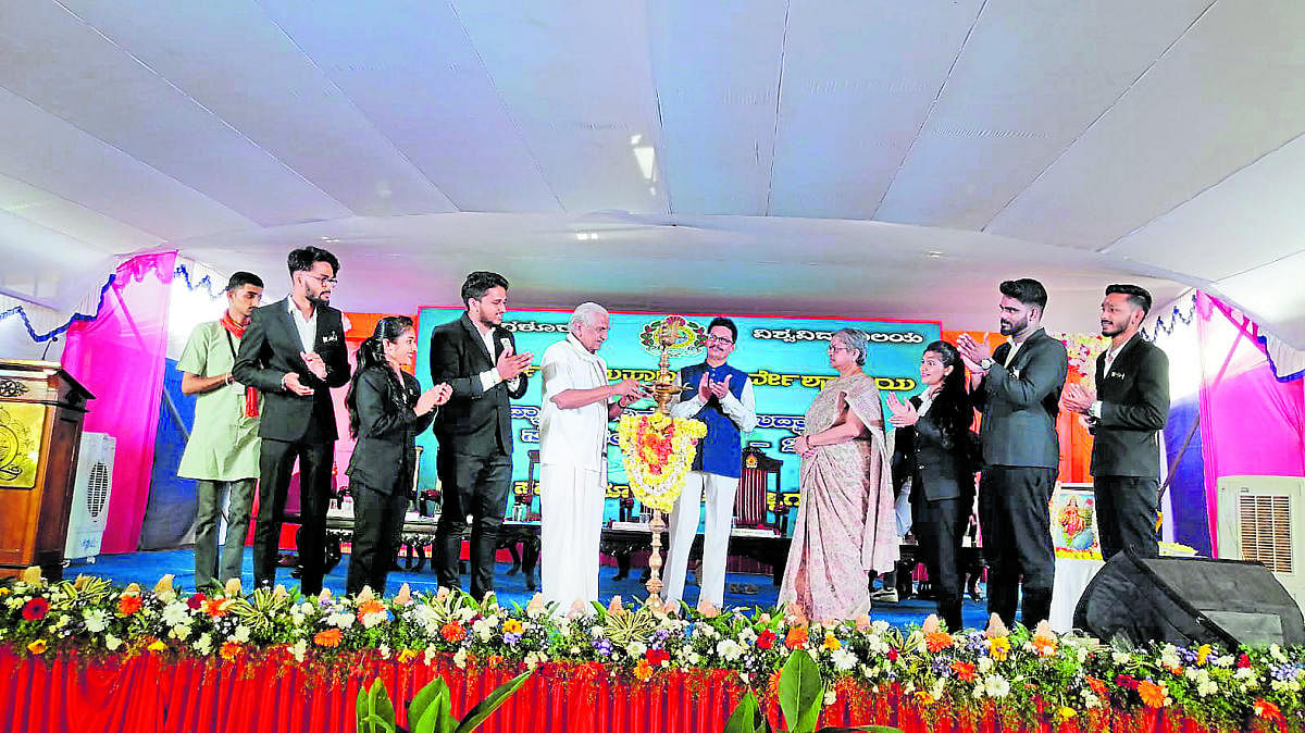 RSS leader Kalladka Prabhakar Bhat inaugurates the students’ council at Mangalore University campus in Mangalagangothri.