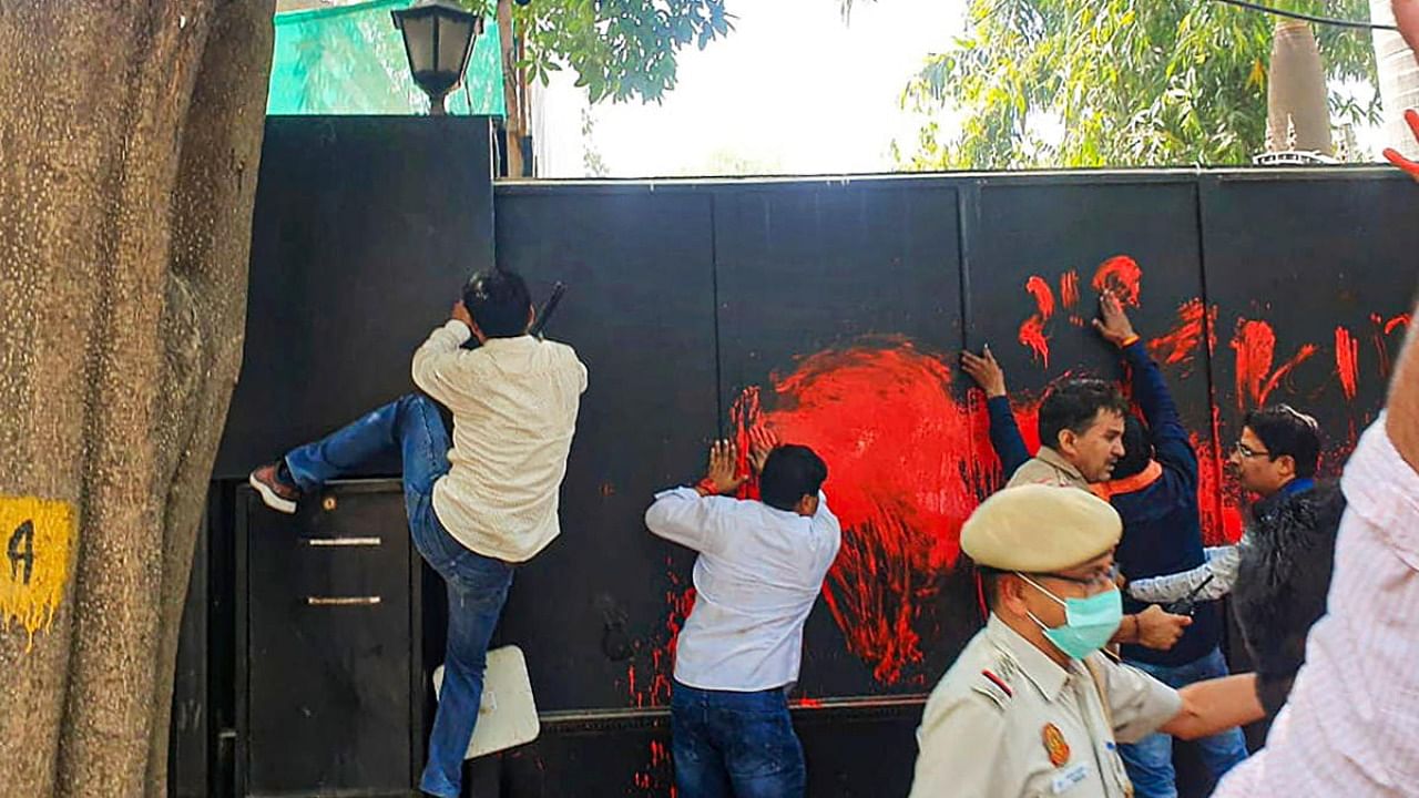 Miscreants vandalise the gate at the residence of Delhi Chief Minister Arvind Kejriwal, in New Delhi, Wednesday, March 30, 2022. Credit: PTI Photo