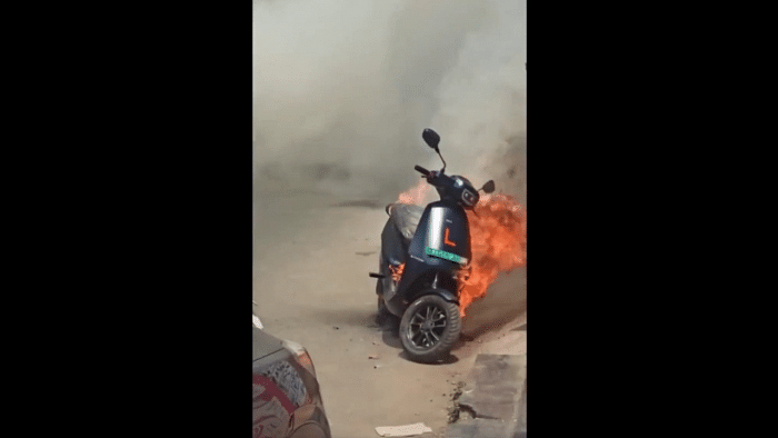 Footage of the Ola electric scooter catching fire in Pune. Credit: Twitter/@nileshj100