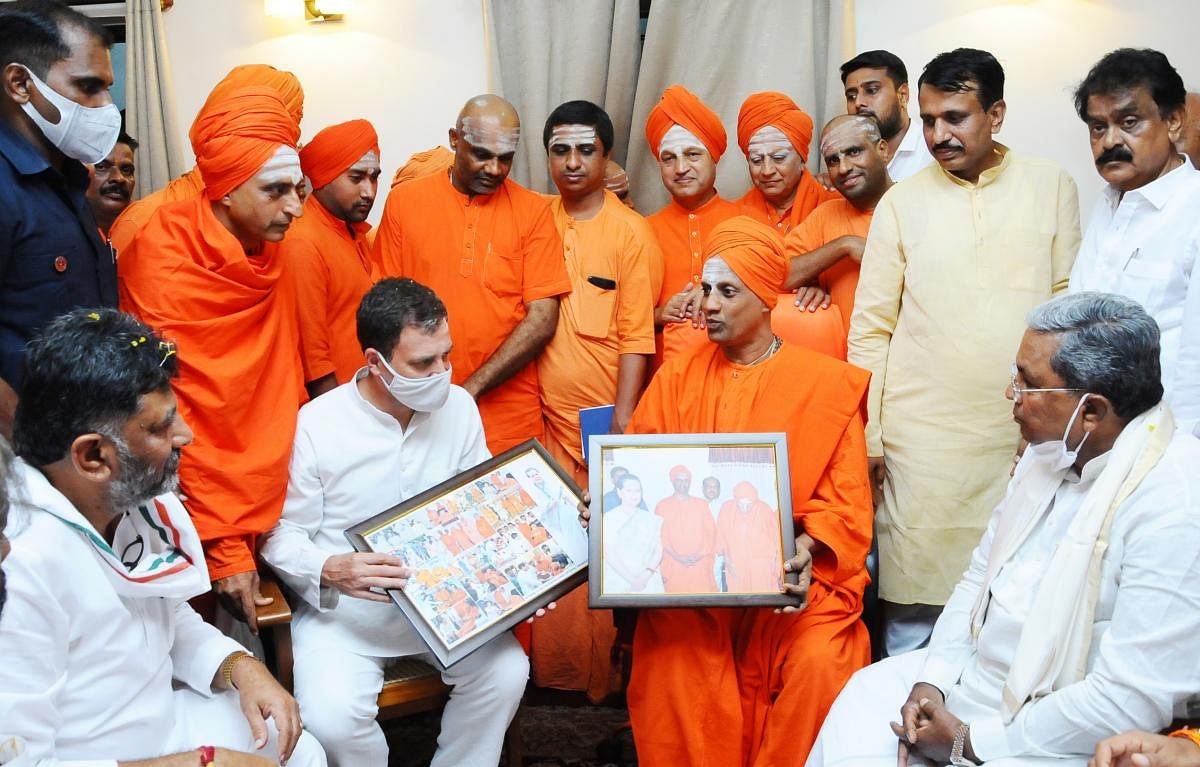 Congress leader Rahul Gandhi visited Siddaganga Mutt on the eve of the 115th birth anniversary of late pontiff Shivakumara Swami and spent about one-and-half hours. Credit: Special arrangement