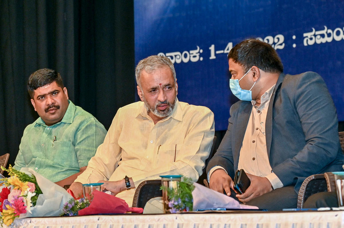 Legislative Assembly Speaker Vishweshwar Hegde Kageri shares a word with Dakshina Kannada Deputy Commissioner Dr Rajendra K V during an interaction programme on electoral reforms in Mangaluru on Friday. DH Photo