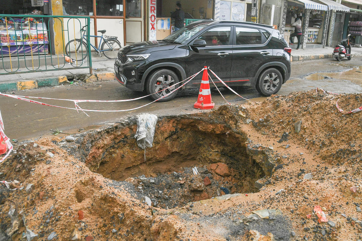 The civic body will keep hiring contractors to maintain roads, stormwater drains and lakes on an annual basis. While the upkeep of public spaces may get better, the BBMP may be left short of funds for large projects. DH FILE PHOTO/S K DINESH