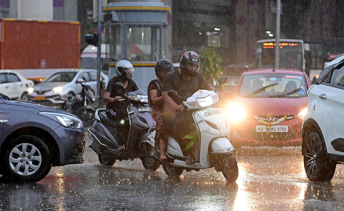 Those who had come out for festive shopping were caught in the rain. DH PHOTO/RANJU P  